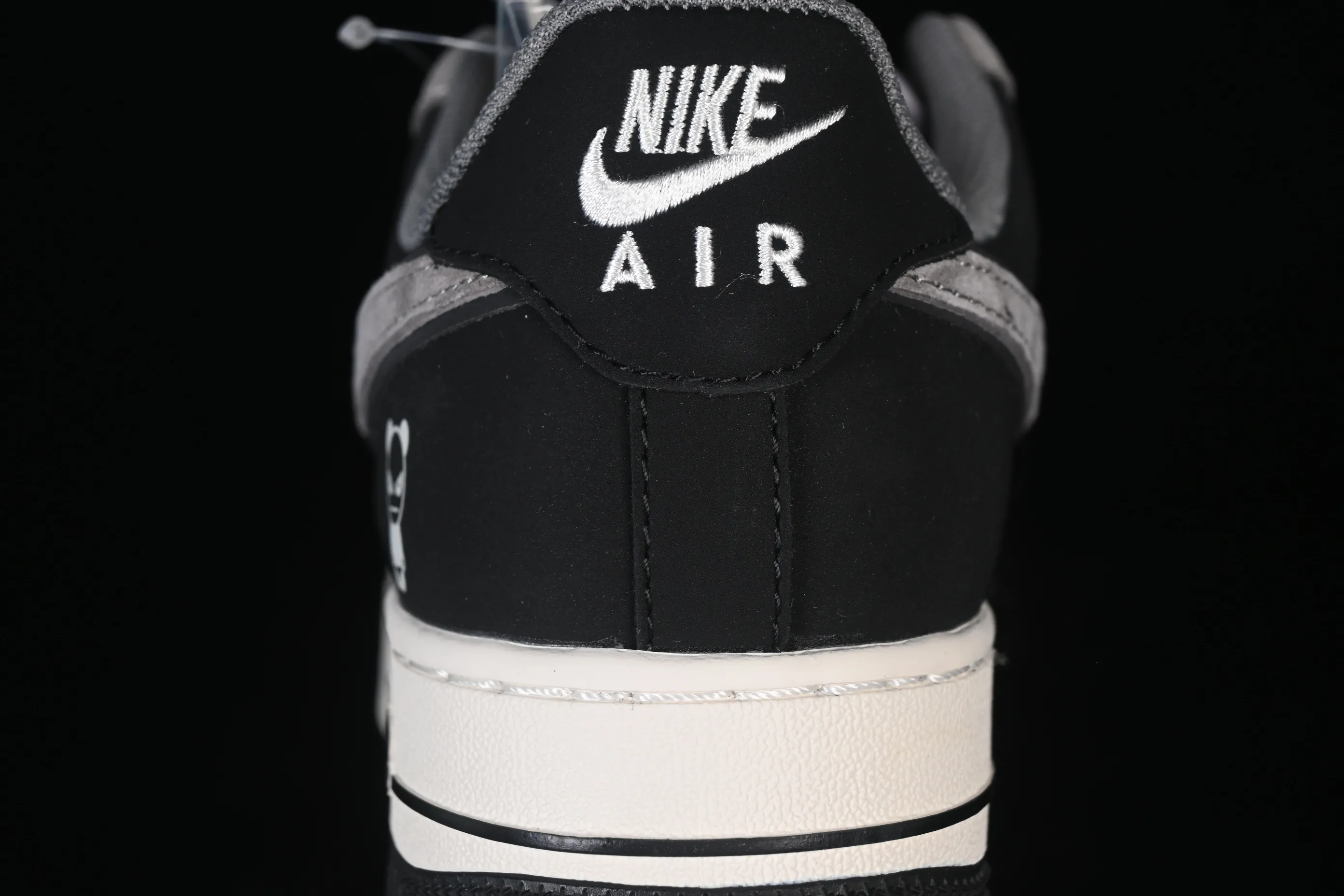 All categories Nk Air Force 1 Air Force series Nk Air Force 1 Low Air Force low-top Nike Air Force 1'07 Low Violent Bear joint black and gray stitching Air Force 1 low-top casual sneakers XD9314-611